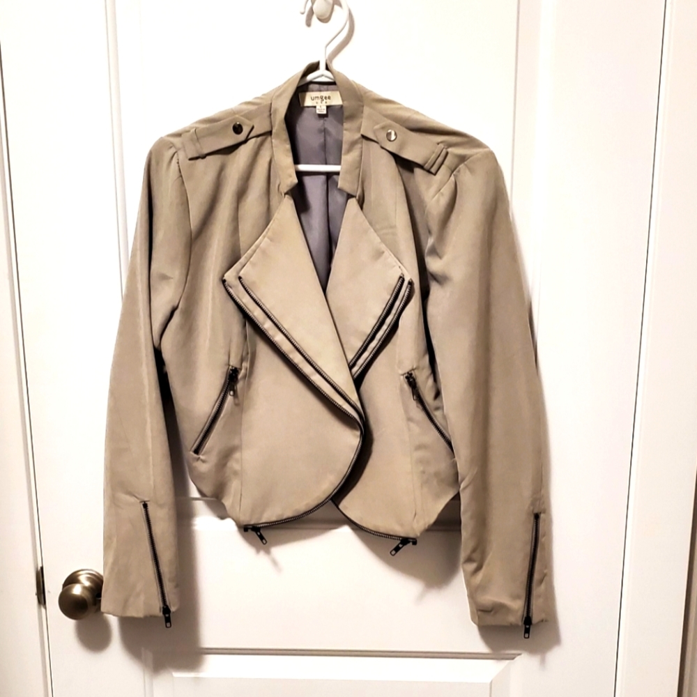 2/$40 Light tan faux suede cropped jacket with zipper details!